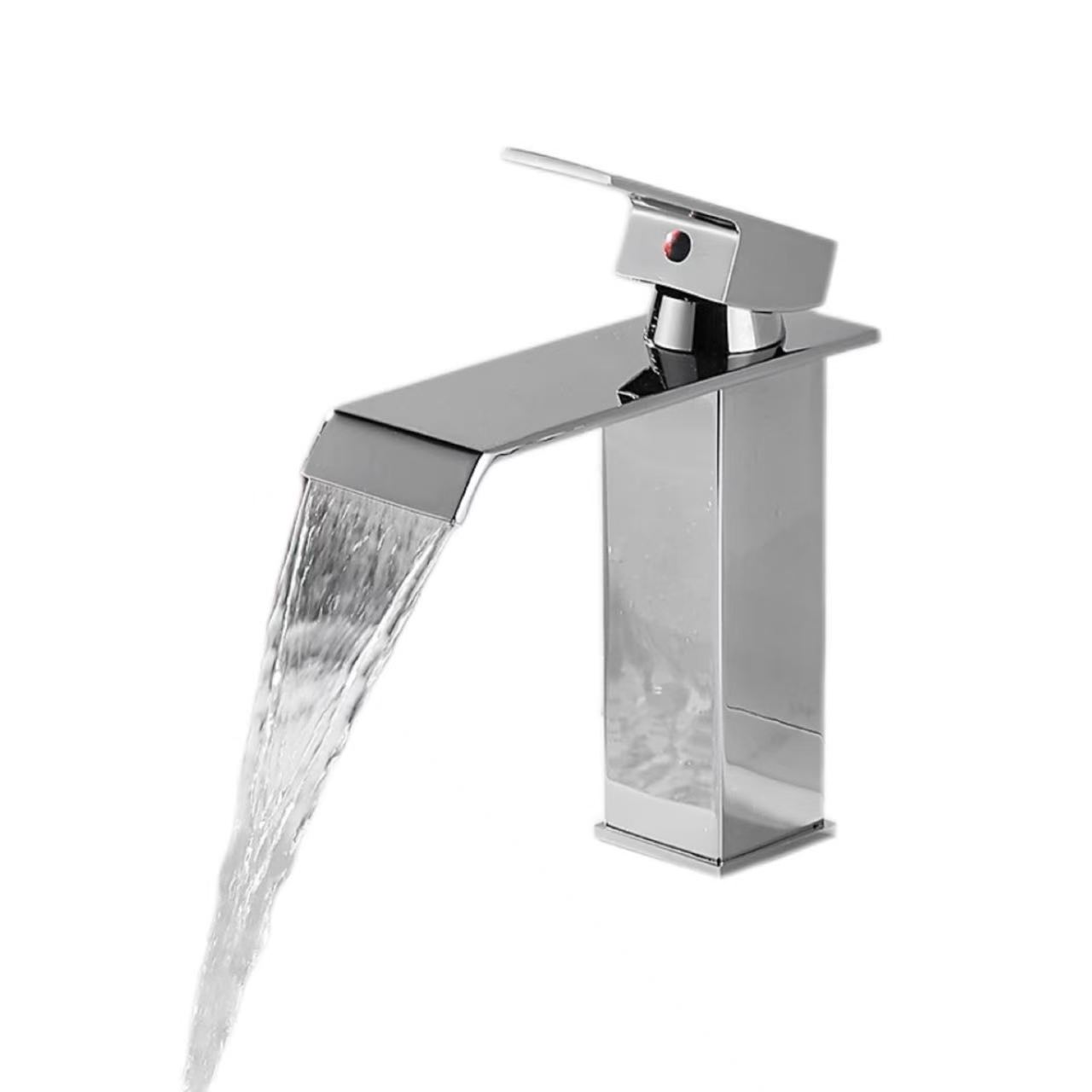 Verchroomde watervalkraan met platte uitloop, warm en koud water